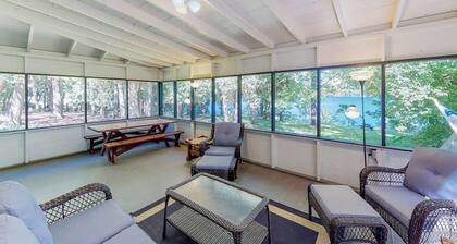 Dog-friendly spacious cabin, screened in porch, & boats right on the lake