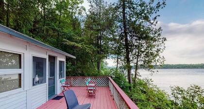 Dog-friendly bay-front cabin w/ screened in porch & great views - next to trails