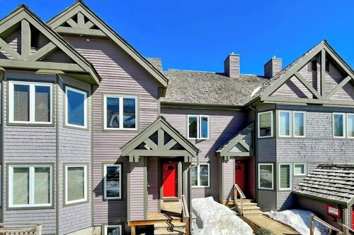 Inviting ski-in/ski-out condo - free WiFi, gas fireplace & free ski shuttle
