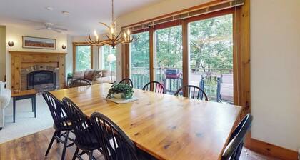 Inviting ski-in/ski-out condo - free WiFi, gas fireplace & free ski shuttle