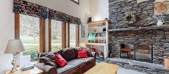 Serene riverfront townhouse with pool, tennis, basketball, washer/dryer, & WiFi