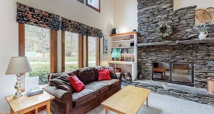 Serene riverfront townhouse with pool, tennis, basketball, washer/dryer, & WiFi