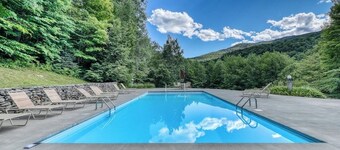 Serene riverfront townhouse with pool, tennis, basketball, washer/dryer, & WiFi
