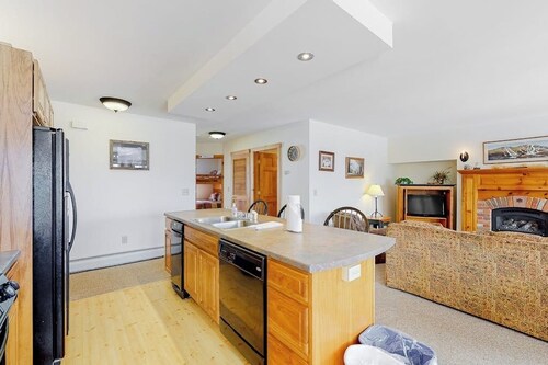Cozy ski-in/ski-out home next to Grammy Jay trail with fireplace, mountain views