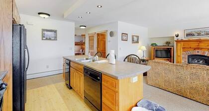 Cozy ski-in/ski-out home next to Grammy Jay trail with fireplace, mountain views