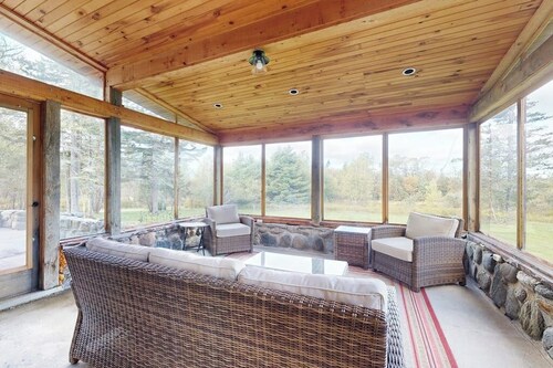 Mountain view house w/ two fireplaces, BBQ, w/d, jacuzzi, wifi, a/c