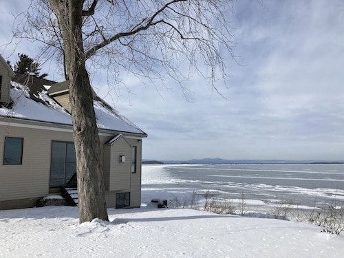 Lakeside retreat with grill, fireplace, W/D, AC & sunset views - dog-friendly
