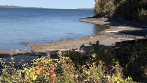 På stranden