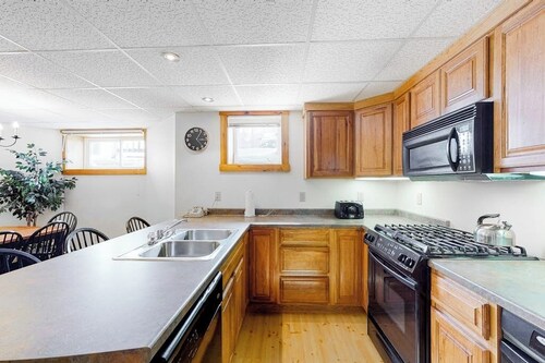 Ski-in/ski-out mountain-view condo next to Grammy Jay trail w/ board games, W/D