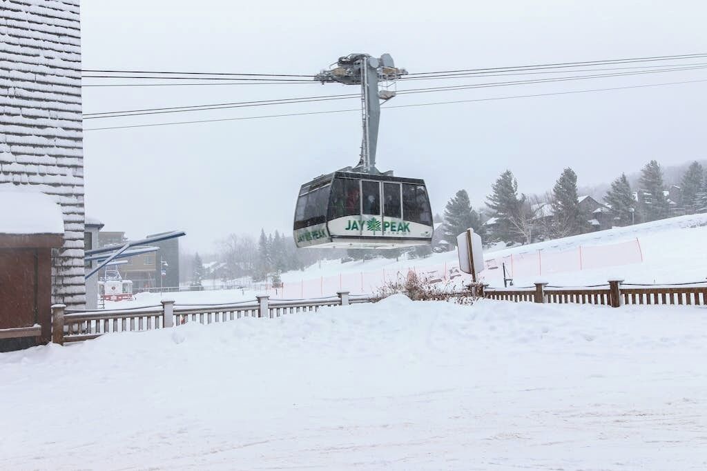 Une télécabine portant l’inscription « Jay Peak », suspendue à des câbles.
