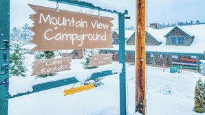 Un panneau indiquant l’emplacement du camping de Mountain View, avec une affiche indiquant : « Camping fermé ».
