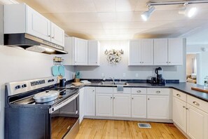 Fridge, microwave, oven, stovetop - Spacious 2-story corporate rental duplex with large yard, 2 kitchens, fireplace (Colchester)