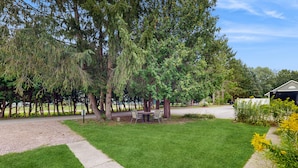 Outdoor dining - Charming two-story duplex with a full kitchen & grassy yard - near Mallets Bay (Colchester)