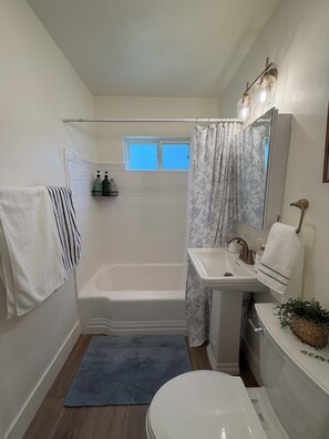 Toallas, jabón, papel de baño 