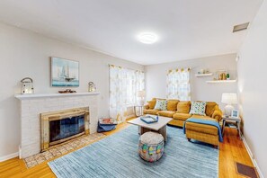 TV, fireplace, books - Warm & inviting retreat with a full kitchen, gas fireplace, & furnished patio (Colchester)