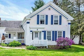 Exterior - Warm & inviting retreat with a full kitchen, gas fireplace, & furnished patio (Colchester)