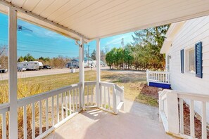 Terrace/patio - Warm & inviting retreat with a full kitchen, gas fireplace, & furnished patio (Colchester)