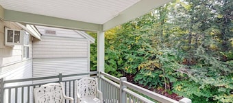 Ski-in/ski-out third-floor condo, lift views, pools, fireplace, balcony, & Wifi