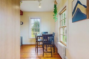 Dining - Welcoming studio w/ full kitchen, futon, partial AC - close to skiing & hiking (Stowe)
