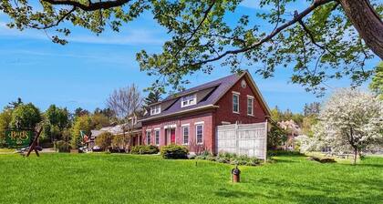Welcoming studio w/ full kitchen, futon, partial AC - close to skiing & hiking