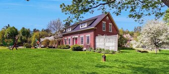 Welcoming studio w/ full kitchen, futon, partial AC - close to skiing & hiking