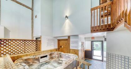 Walkable in-town condo w/ deck & shared pool, hot tub & tennis - near skiing