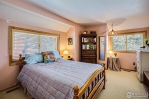 3 bedrooms, iron/ironing board, WiFi, bed sheets - Charming 3-bedroom house in highly attractive south Boulder on open space. (Boulder)