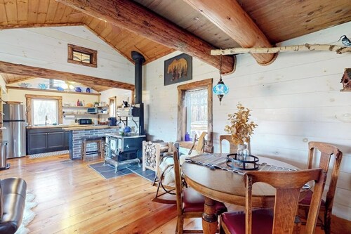 Renovated historic cabin with mountain views, lake access, & electric fireplace