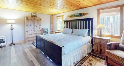 Renovated historic cabin with mountain views, lake access, & electric fireplace
