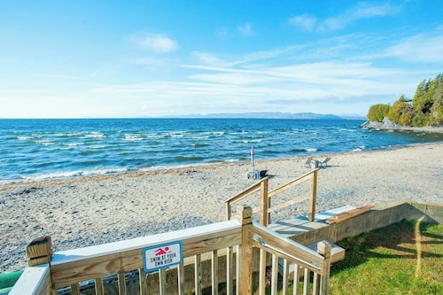 Lakeside cottage w/ mountain views, canoes, firepit, enclosed porch, bbq, beach