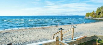 Lakeside cottage w/ mountain views, canoes, firepit, enclosed porch, bbq, beach