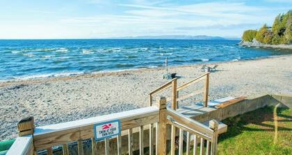 Lakeside cottage w/ mountain views, canoes, firepit, enclosed porch, bbq, beach