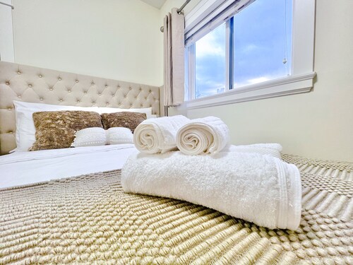 *AC/8mins-YVR/Private Bathroom Suite/Separate Entry/Free Parking/Near Skytrain