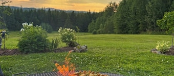 Cozy house w/ mountain views, large yard, firepit, wifi, jetted tub, TV, EV