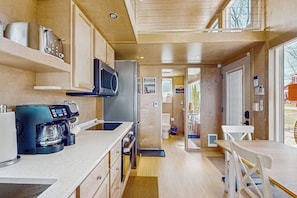 Fridge, microwave, oven, stovetop - Relaxing spa-like tiny house w/ hot tub, sauna, beach access, dog-friendly (Colchester)