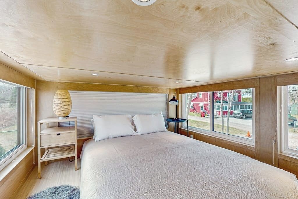Desk, free WiFi, bed sheets. Relaxing spa-like tiny house w/ hot tub, sauna, beach access, dog-friendly