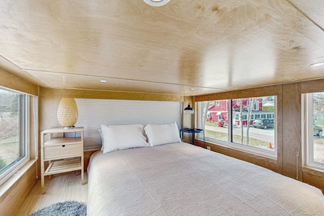 Desk, free WiFi, bed sheets. Relaxing spa-like tiny house w/ hot tub, sauna, beach access, dog-friendly