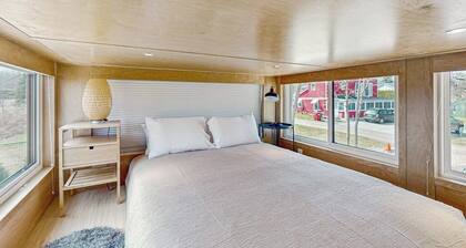 Relaxing spa-like tiny house w/ hot tub, sauna, beach access, dog-friendly