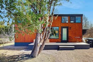 Terrace/patio - Relaxing spa-like tiny house w/ hot tub, sauna, beach access, dog-friendly (Colchester)