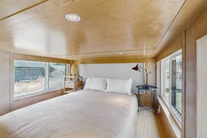 Desk, free WiFi, bed sheets - Relaxing spa-like tiny house w/ hot tub, sauna, beach access, dog-friendly (Colchester)