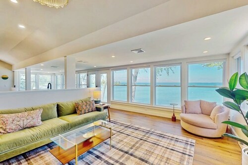 Lakefront house w/ views, beach, fireplace, firepit, central air, arcade games
