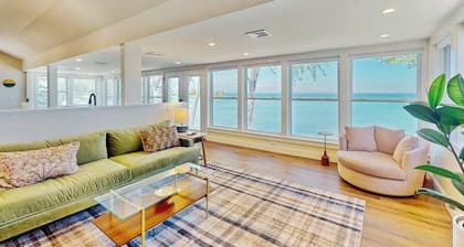 Lakefront house w/ views, beach, fireplace, firepit, central air, arcade games