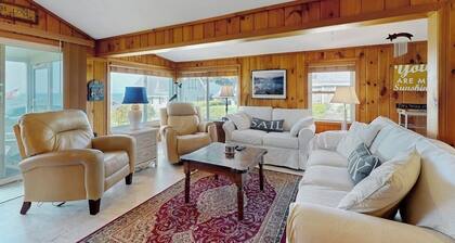 Lake access house w/ water views, kayaks, gas grill, deck, sunroom, telescope