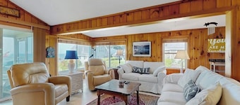 Lake access house w/ water views, kayaks, gas grill, deck, sunroom, telescope