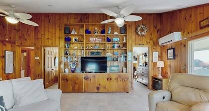 Lake access house w/ water views, kayaks, gas grill, deck, sunroom, telescope