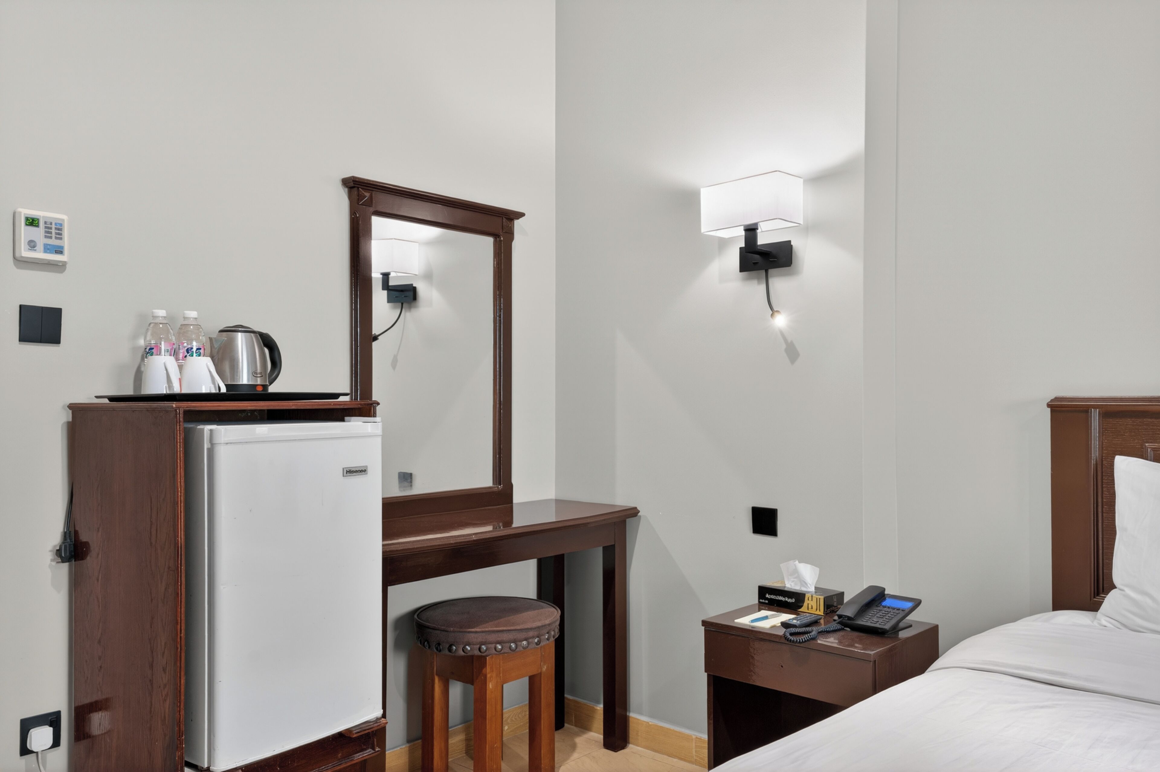 Kahden hengen deluxe-huone (yksi tai kaksi sänkyä), kaupunkinäköala | Työpöytä, kannettavalle tietokoneelle sopiva työtila, ilmainen Wi-Fi