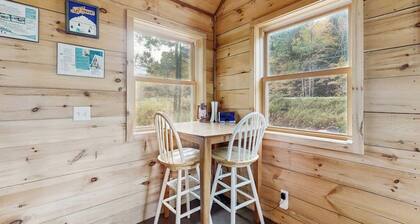 Cozy cabin close to Smuggler's Notch w/ firepit, gas grill, trail to river, wifi