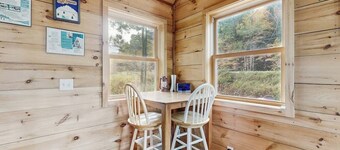 Cozy cabin close to Smuggler's Notch w/ firepit, gas grill, trail to river, wifi