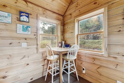 Cozy cabin close to Smuggler's Notch w/ firepit, gas grill, trail to river, wifi