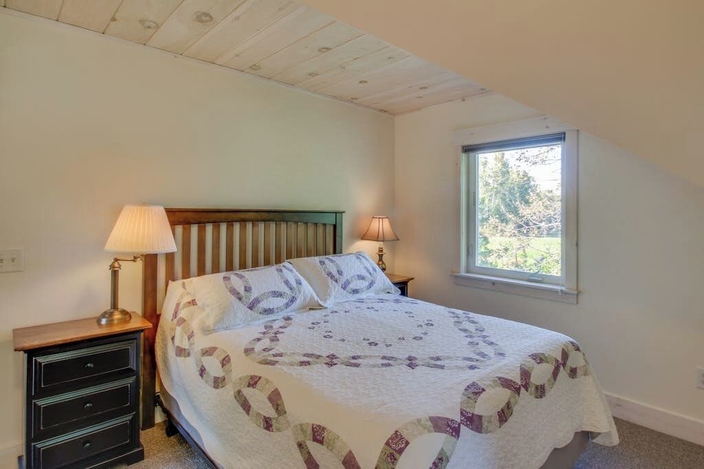 Tabla de planchar con plancha, wifi gratis y ropa de cama 